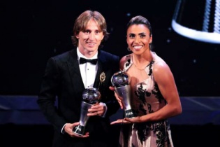 Modric đánh bại Ronaldo, giành giải The Best của FIFA