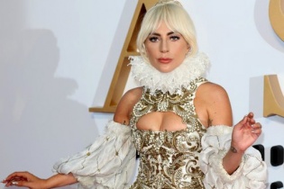 Lady Gaga mặc váy cầu kỳ đi quảng bá phim