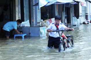 Người dân Cần Thơ quay cuồng trong triều cường cao bất thường Người dân Cần Thơ quay cuồng trong triều cường cao bất thường