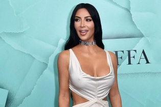 Kim Kardashian diện đầm hở táo bạo đến sự kiện thời trang