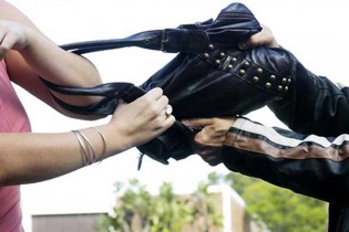 Bắt 2 kẻ cướp giật khiến cô gái ngã xe, tử vong ở Sài Gòn