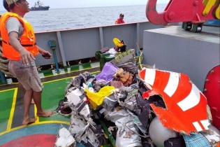 Cận cảnh hiện trường nơi máy bay Indonesia rơi