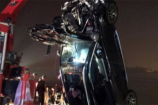 Cô gái 21 tuổi cầm lái chiếc Mercedes rơi khỏi cầu Chương Dương