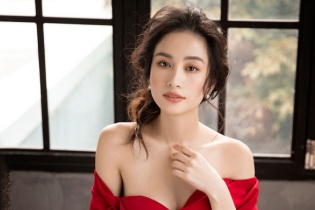 Jun Vũ diện đầm khoe vòng một "dao kéo"