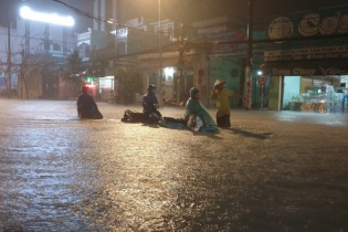 Người Sài Gòn "vật lộn" giữa biển nước, không tìm được đường về nhà