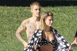 Vợ trẻ và Justin Bieber khoe body trong buổi chụp hình