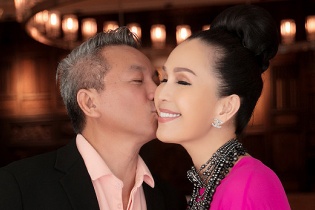 Chồng hôn Diễm My trong tiệc sinh nhật
