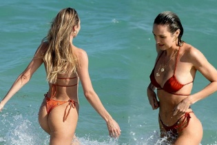 Thiên thần nội y khoe đường cong miễn chê sau nửa năm sinh con