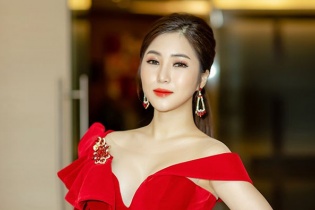 Hương Tràm khóc như mưa khi nói về bồng bột đã qua