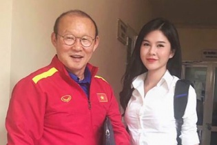 Vẻ ngoài gợi cảm của cô gái luôn theo sát HLV Park tại AFF Cup 2018