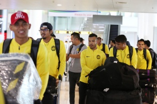 Malaysia đến Hà Nội, chuẩn bị đấu Việt Nam