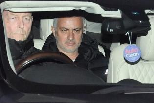 HLV Mourinho nhận tiền đền bù khủng sau khi bị MU sa thải