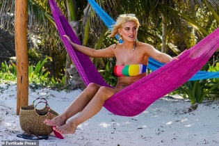 Ashley James quyến rũ với áo tắm nhiều màu