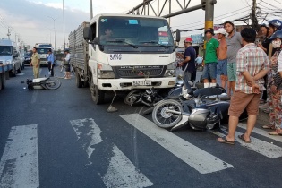 Xe tải “lùa” 5 xe máy trước trạm thu phí, Mazda húc liên hoàn trên phố