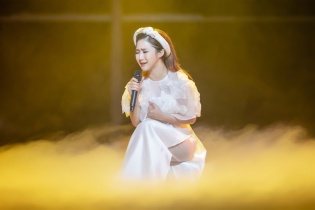 Hương Tràm bật khóc nức nở trong liveshow đầu đời