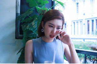 Thúy Ngân mất túi xách LV khi lên sân khấu Mai Vàng chụp ảnh