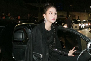 Ngọc Trinh diện váy xẻ lườn dự Milan Fashion Week