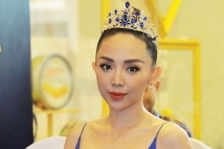 Tóc Tiên diện váy xẻ ngực, đeo vương miện dự event