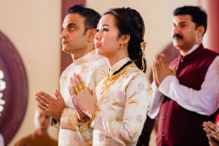 Võ Hạ Trâm đeo vàng đầy tay làm lễ hằng thuận tại chùa