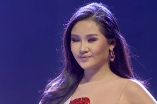 Thầy dạy catwalk ám chỉ Ngân Anh mua giải, biết trước câu hỏi ứng xử