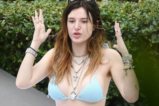 Bella Thorne khoe da trắng, thân hình sexy 