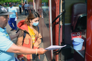 Hàng trăm người mua vé tàu ở Sài Gòn phải ra Bình Thuận xuất phát