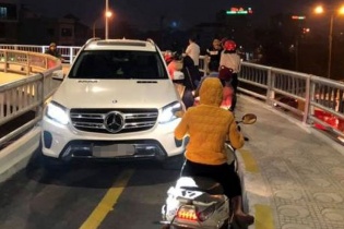 Tước bằng 2 tháng tài xế Mercedes đi vào cầu vượt dành cho xe máy