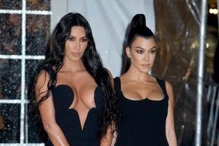 "Choáng" với váy hở bạo của chị em Kardashian