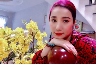 Diễn viên Cát Tường bị giật túi trước cửa nhà, ngay mùng 3 Tết
