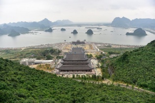 Hà Nam: Hàng ngàn người đổ về dự lễ khai hội xuân ở ngôi chùa lớn nhất thế giới