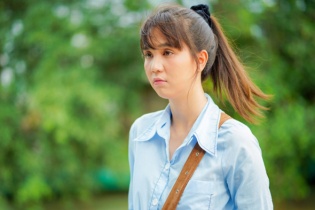 Ngọc Trinh trẻ hơn tuổi nhờ phong cách gái quê