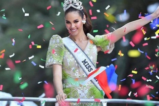 Fans chào đón tân hoa hậu hoàn vũ khi cô trở về nhà