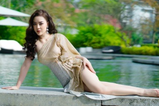 Người đẹp có vòng eo bé hơn Ngọc Trinh khoe chân dài miên man