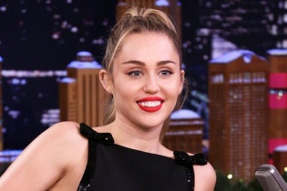 Miley Cyrus: "Nụ hôn đầu của tôi là với một cô gái"