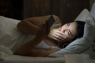 Vợ bất ngờ nhận ra chồng là sao khiêu dâm nhờ hình xăm