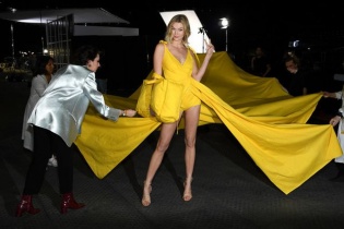 Karlie Kloss nổi bật tại tuần lễ thời trang Paris với chiều cao 1,88m