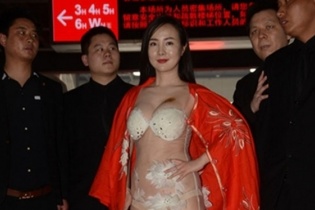 Can Lộ Lộ: "Người đẹp khoe thân" hết thời phải đi hát tại quán karaoke