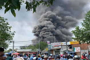 Cháy lớn ở cửa ngõ Sài Gòn, khói đen bốc cao hàng trăm mét