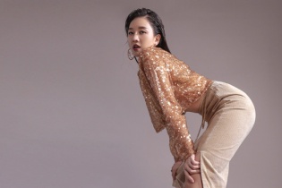 Hari Won tạo dáng "không giống ai" khi làm mẫu ảnh