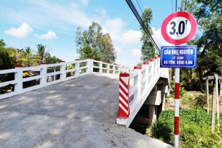 Tháo dỡ bảng tên cầu đặt theo tên Phó Chủ tịch xã