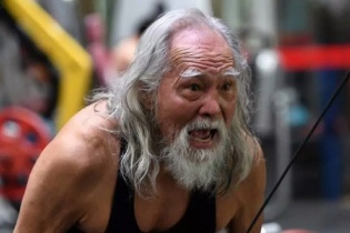 Cụ ông 83 tuổi của "Tân Ỷ Thiên Đồ Long ký" chăm bơi lội, tập gym