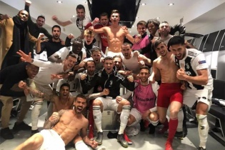 Cả đội đứng chờ, để dành chỗ đẹp nhất cho C. Ronaldo