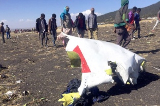 Con vít có thể hé lộ nguyên nhân máy bay Ethiopia rơi
