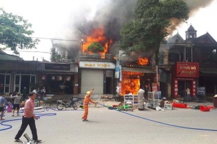 Hà Tĩnh: Lửa bao trùm nhiều căn nhà, người dân ném hàng trăm chai nước cứu hỏa