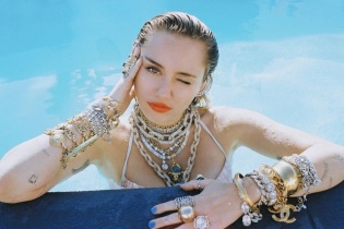 Miley Cyrus bốc lửa với áo tắm