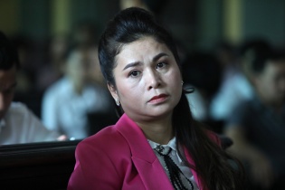 Ông Vũ không đáp khi bị hỏi "từ ngày cưới, anh có chuyển cho em đồng nào không"