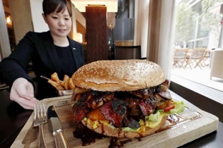 Khách sạn Nhật phục vụ burger rắc vàng 900 USD mừng tân hoàng đế