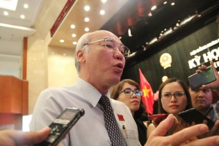 Bức xúc vì từ "nựng" trong vụ sàm sỡ bé gái trong thang máy