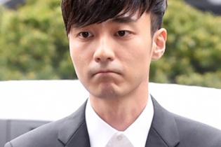 Ca sĩ Hàn xin lỗi người thân vì bê bối phát tán ảnh sex