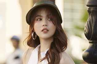 Ngọc Trinh diện loạt túi hàng hiệu mới 